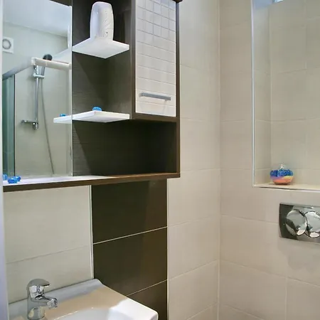 Queen's Park Apartment *