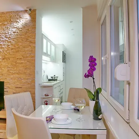 Queen's Park Apartment *