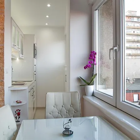Queen's Park Apartment
